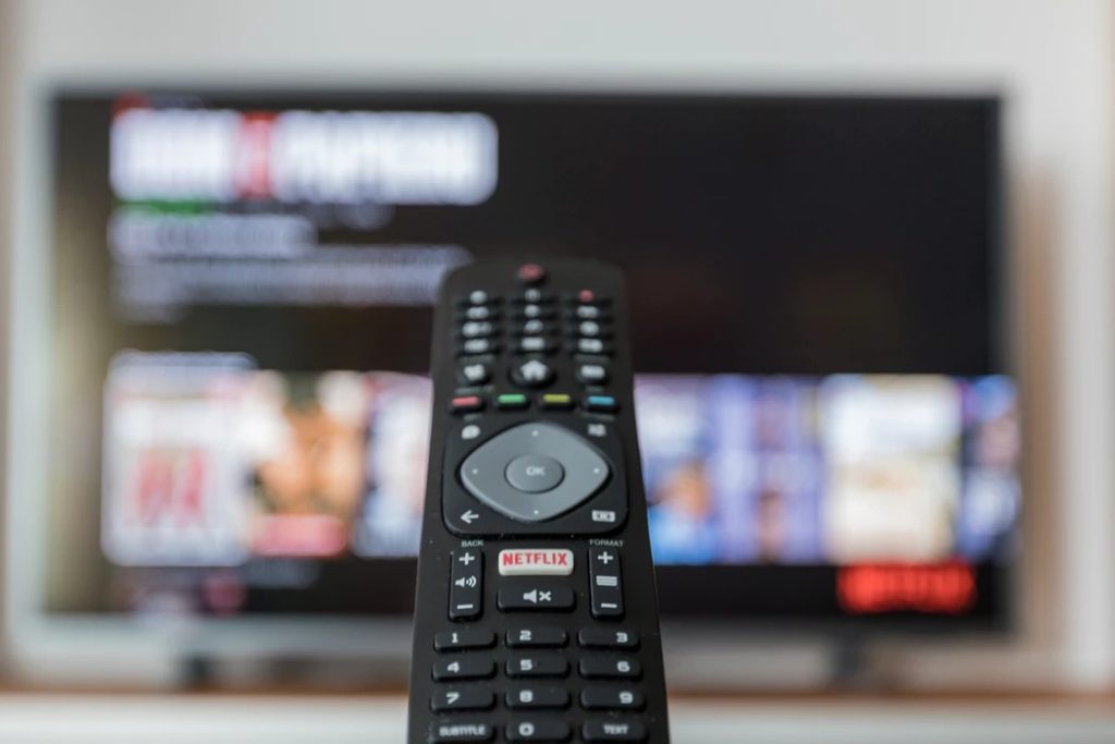 Controle remoto apontando para TV em alusão à Connect TV (CTV)