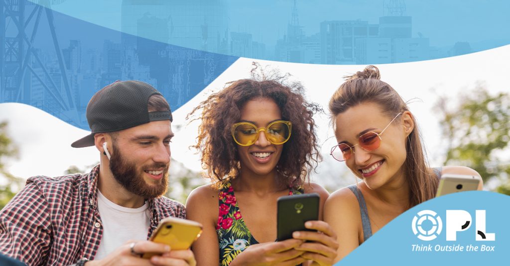 Grupo de jovens sendo impactados por publicidade mobile