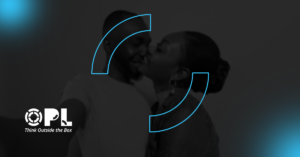 Casal de namorados juntos, simbolizando o dia dos namorados, com a identidade da OPL Digital evidenciando sua campanha publicitária