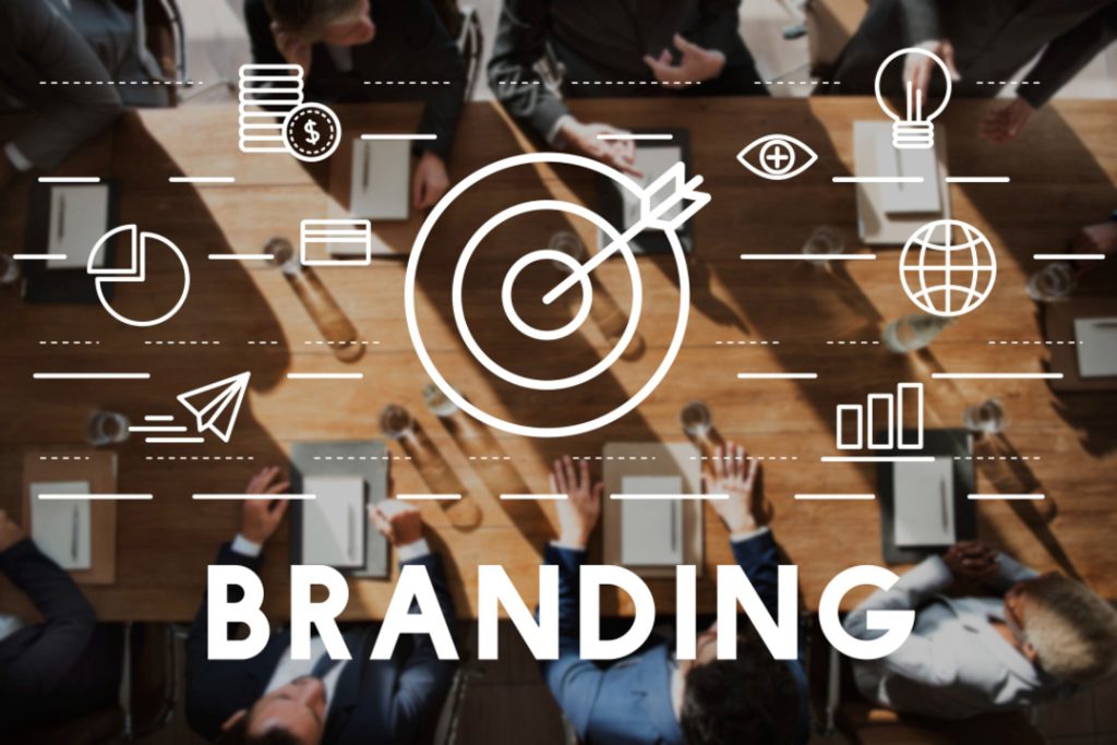 Colaboradores em reunião discutindo campanha de branding
