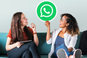 Garotas usando o whatsapp marketing