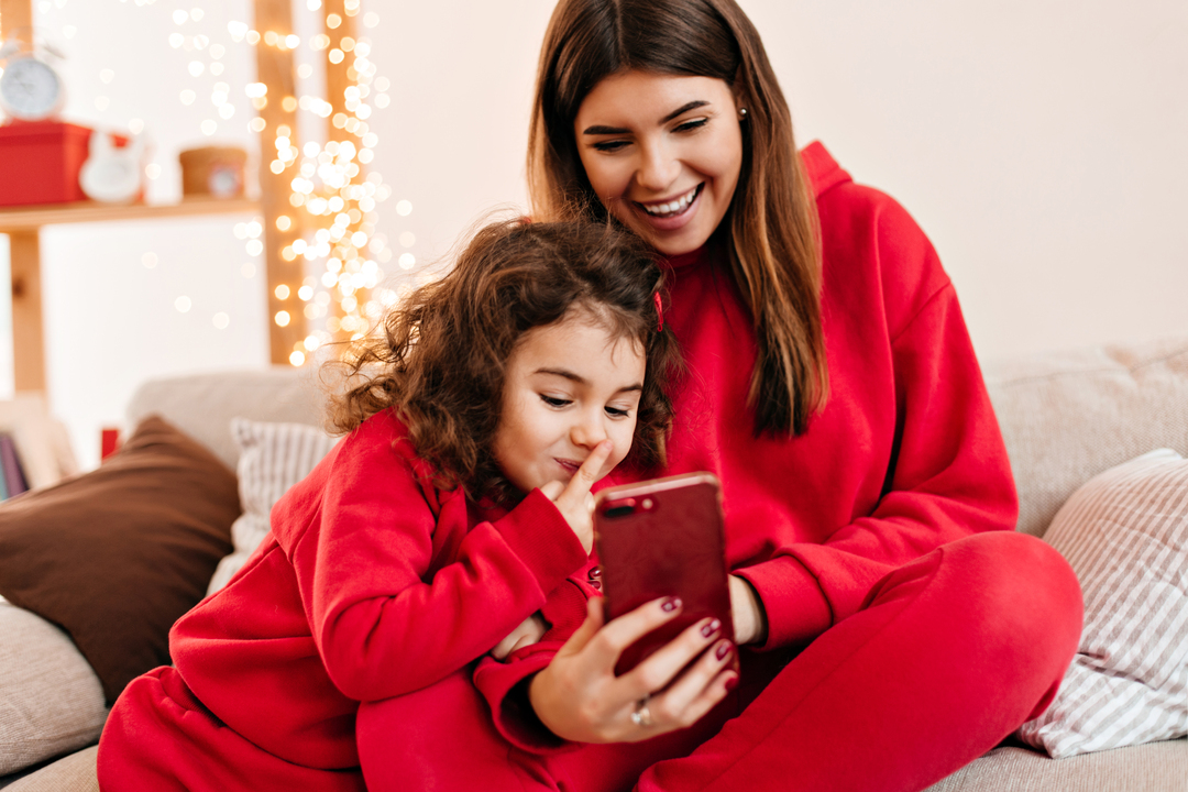 mão e filha estampam uma A campanha Dia das Mães